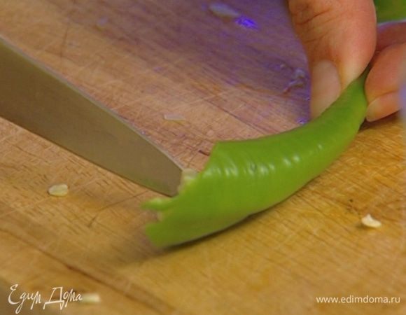 Перец чили, удалив семена, мелко нарезать.