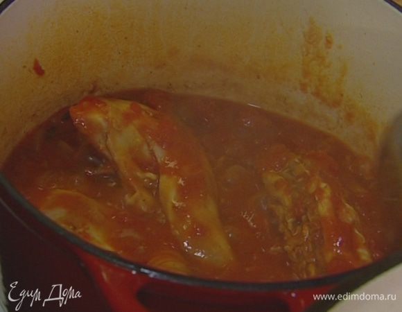 Влить соус в кастрюлю и тушить кролика до готовности.