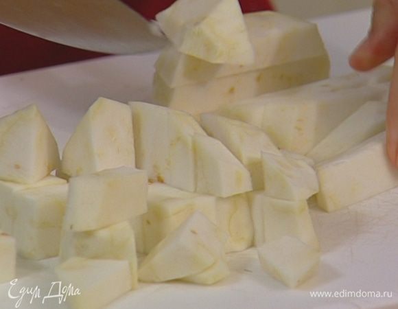Корень сельдерея почистить и нарезать кубиками.