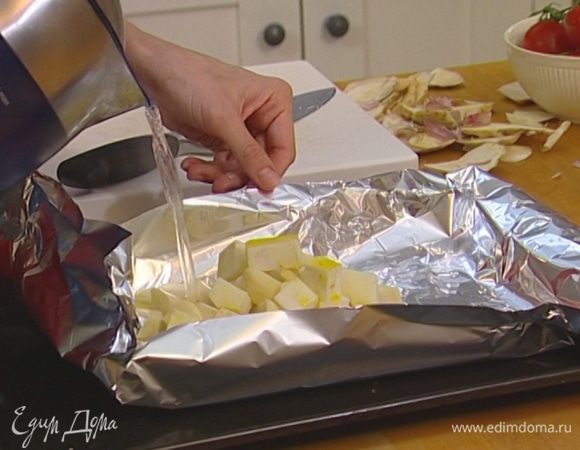 Сделать из фольги карман, уложить в него сельдерей, добавить почищенный чеснок, влить 2–3 ст. ложки оливкового масла, 1 ч. ложку сливок и 50 мл горячей кипяченой воды, посолить и поперчить.