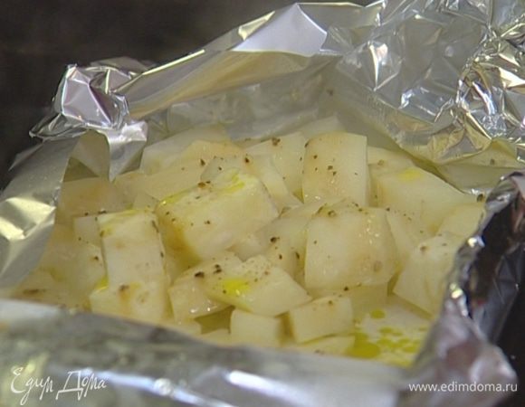 Карман завернуть, положить на противень и запекать в разогретой духовке 25–30 минут, затем карман открыть и переложить содержимое в блендер.