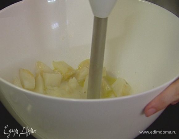 Добавить оставшиеся сливки и все взбить.