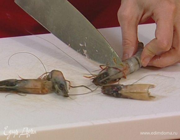 Креветки почистить, удалив голову и хвостик.