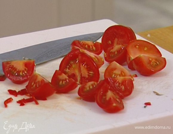 Помидоры порезать на 4 части.