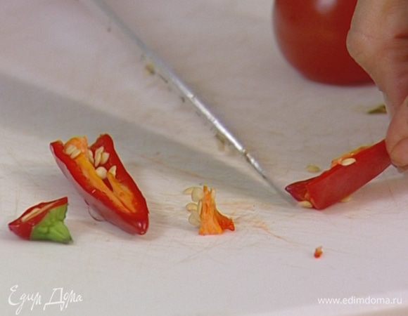 Перец чили, удалив семена, мелко порубить.
