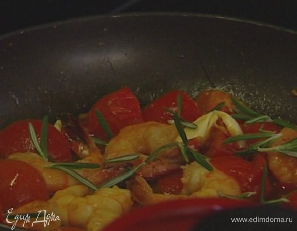 Влить соевый соус и тушить еще 2–3 минуты.