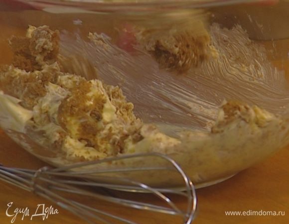 Растереть 150 г предварительно размягченного сливочного масла с сахаром. 