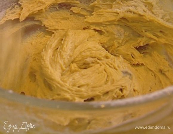 Добавить просеянную муку, щепотку морской соли, разрыхлитель, соду, ваниль и вымешать тесто. 