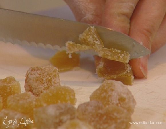 Имбирь нарезать на мелкие кусочки и добавить в тесто. 