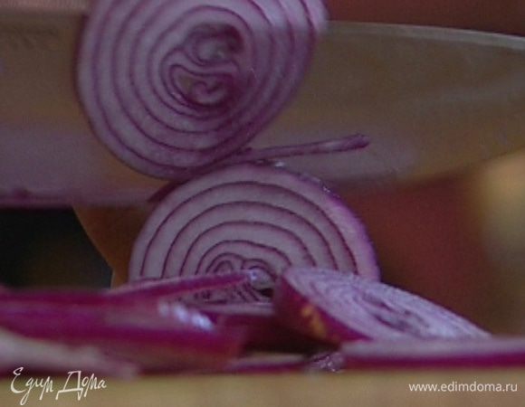 Лук почистить, нарезать кольцами и уложить на противень.