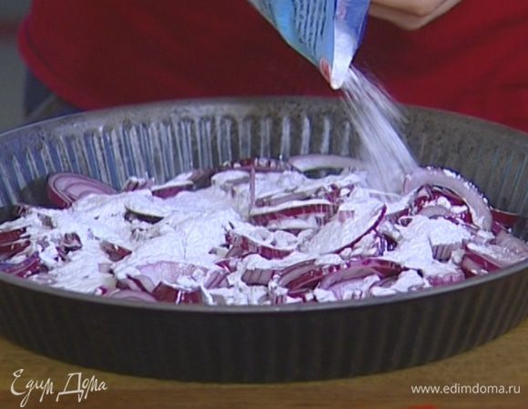 Присыпать лук сахарной пудрой, посолить и поперчить, сбрызнуть 1‒2 ст. ложками оливкового масла и бальзамическим уксусом.