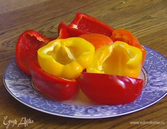 Перец разрезать на половинки, удалить плодоножку и семена.