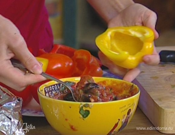 Приготовить начинку: анчоусы, 5 оливок и 2‒3 веточки базилика мелко порубить, добавить нарезанные помидоры и чеснок, 1‒2 ст. ложки оливкового масла, посолить, поперчить и перемешать.