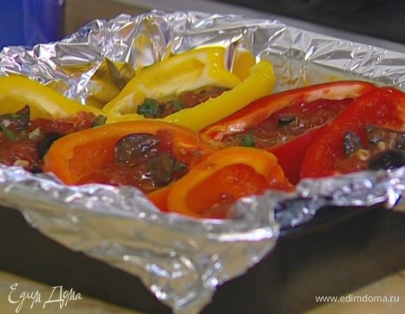 Наполнить начинкой половинки перца, уложить на выстеленный фольгой противень и запекать в разогретой духовке 35 минут.