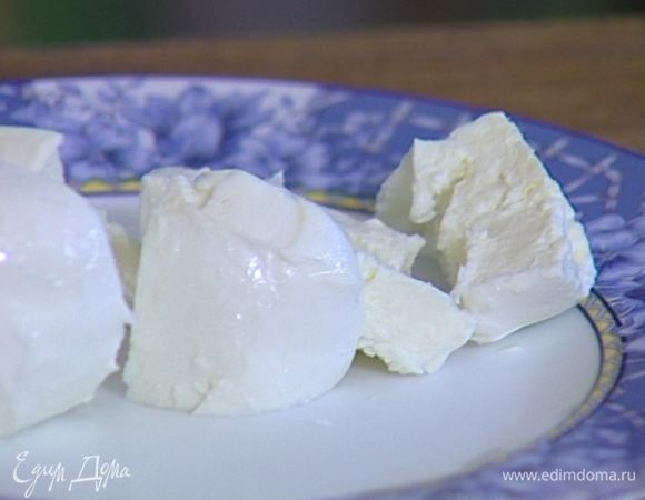 Моцареллу разломить на кусочки.