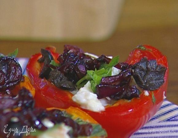 Запеченный перец выложить на блюдо, сверху на каждую половинку положить кусочек моцареллы, присыпать оливками и базиликом, добавить немного закарамелизированного лука.