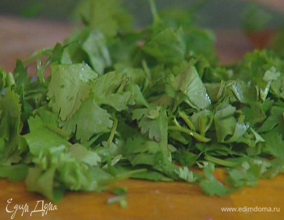 Листья кинзы из одного пучка измельчить.