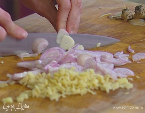 Имбирь, лук-шалот и чеснок почистить и мелко порубить.