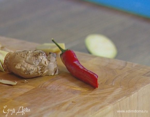 Перец, удалив семена, мелко порезать.