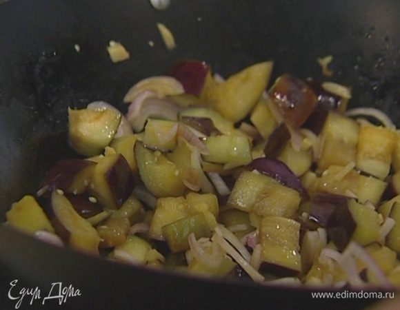 Имбирь, чеснок, лук-шалот, чили и кинзу добавить к баклажанам.