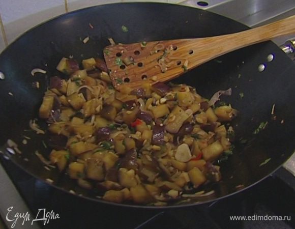 Влить рисовый уксус, соевый соус, рисовое вино, добавить сахар и, помешивая, готовить еще 2–3 минуты.