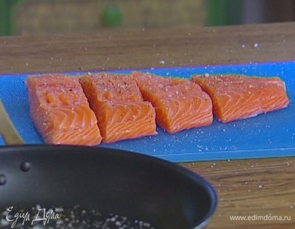 Рыбу вымыть, просушить бумажным полотенцем, слегка посолить и присыпать сычуаньским перцем.