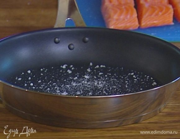 Дно сковороды, которую можно ставить в духовку, присыпать солью и свежемолотым черным перцем, сбрызнуть оливковым маслом и разогреть.