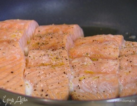 Уложить на сковороду филе кожей вниз и жарить на одной стороне 2 минуты, затем отправить в духовку еще на 3 минуты.