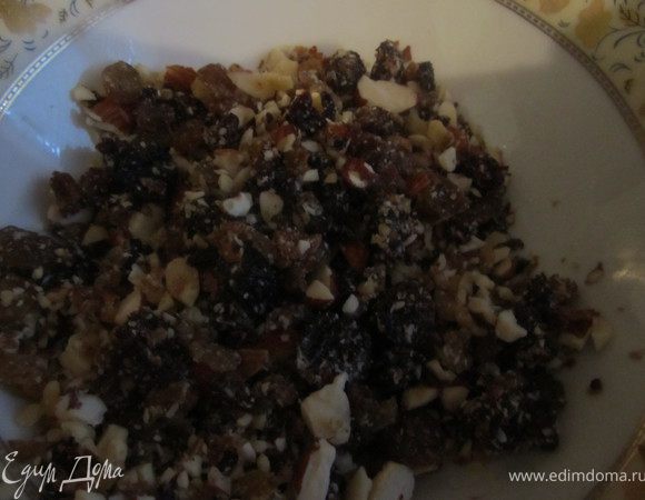 Сухофрукты и орешки измельчать в блендере, с крупную крошку))