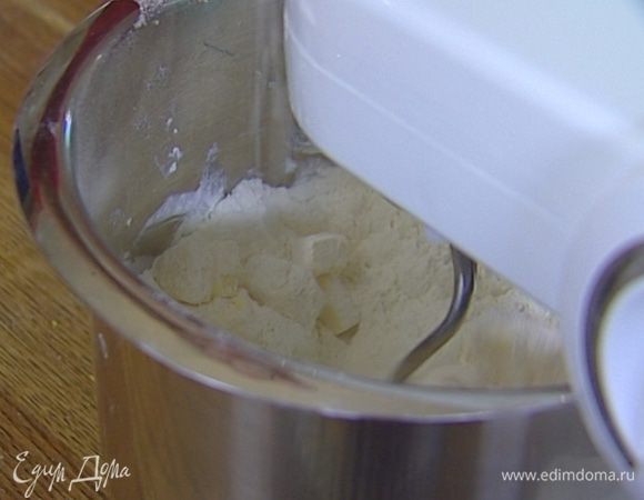 Приготовить тесто: предварительно охлажденное сливочное масло нарезать кубиками, а затем вымешать его с 50 г сахара, цедрой лимона, ванильным экстрактом и просеянной мукой. 