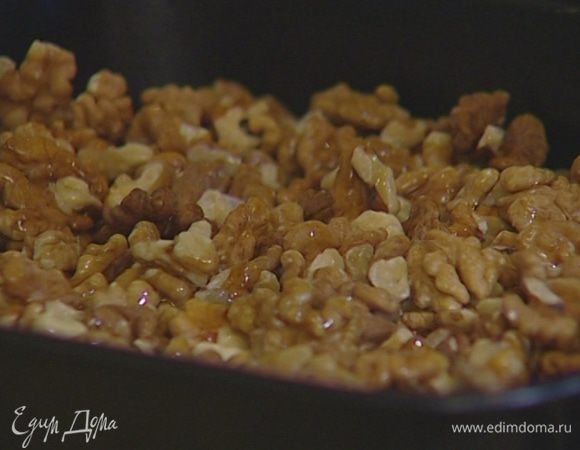 Орехи высыпать на противень, сбрызнуть ореховым маслом и подсушивать в духовке 2–3 минуты. 