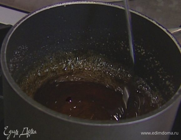 В небольшую кастрюлю всыпать 250 г сахара, слегка смочить его водой и сварить карамель. 