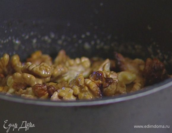 Добавить мед и сметану, перемешать, всыпать в получившийся крем орехи и еще раз перемешать.