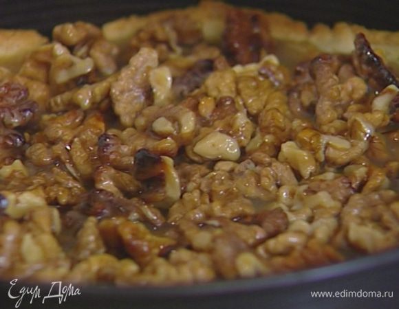 Ореховую начинку выложить на корж, затем остудить торт при комнатной температуре. 
 