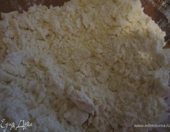 Добавить муку. Перетереть в крошку.
