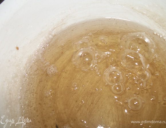 В 100 гр. воды растопить сахар, и на сильном огне довести до кипения, затем огонь убавить до ниже среднего и варить еще минут 15.