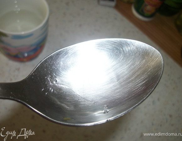 Готовность сиропа проверяем так: макаем ложку в сироп и опускаем в холодную воду, жидкость должна карамелизироваться.