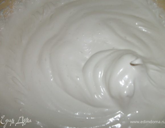 Горячий сироп постепенно вливаем в белки и взбиваем до твердой пены
