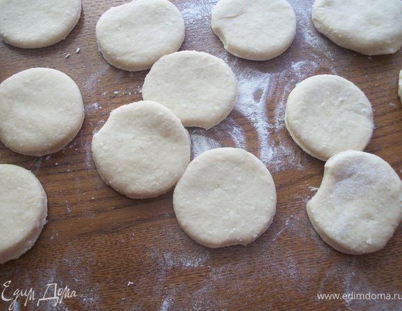 Тесто выкладываем на доску посыпаную мукой и формируем печенье толщиной в 1сантиметр.