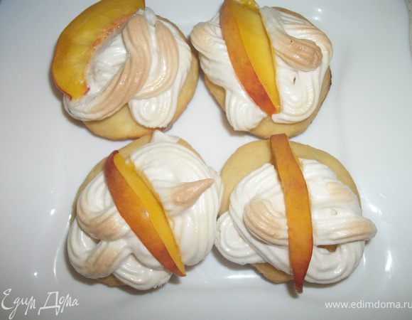 Немного печенье охладить и выложить меренгу. Поставить еще на пять минут в духовку на самую верхнюю полку. 