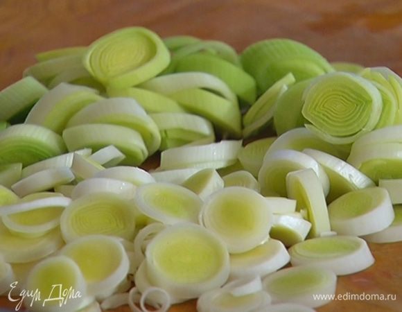 Лук-порей и сельдерей тоже нарезать тонкими пластинками.