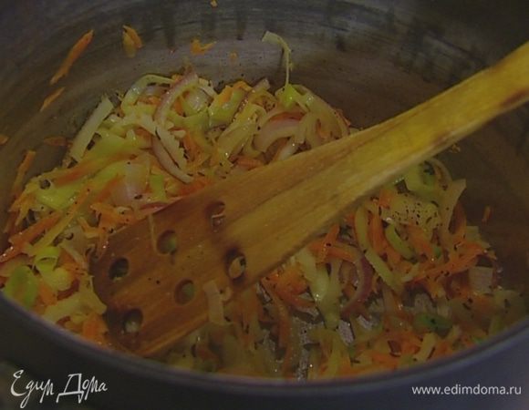 Добавить сладкий перец, тимьян, лавровый лист, тмин, щепотку соли и перца и тушить еще несколько минут до мягкости овощей.