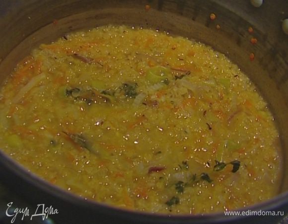 Чечевицу всыпать в кастрюлю к овощам, залить все бульоном и варить на медленном огне, не накрывая крышкой, 20–25 минут до готовности чечевицы.