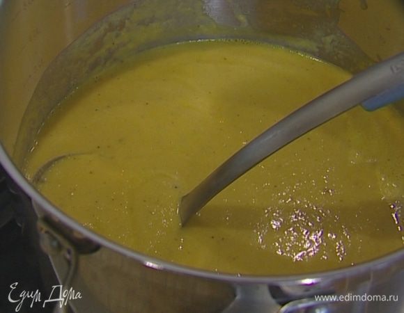 Вынуть из кастрюли лавровый лист и тимьян, взбить суп в блендере, добавить петрушку, 1–2 ст. ложки оливкового масла и лимонный сок, если нужно — поперчить и посолить.