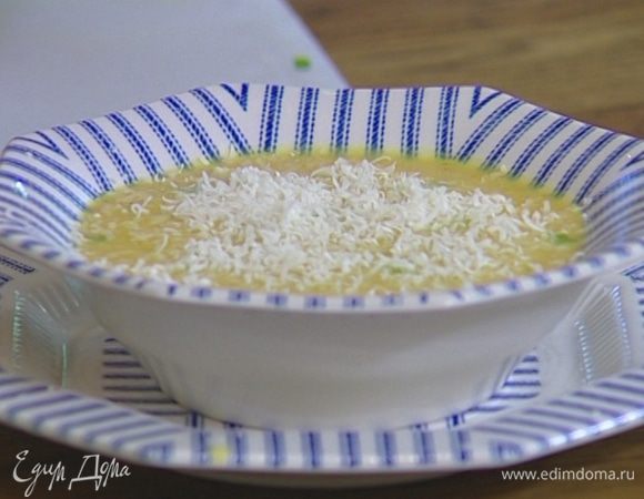 Присыпать суп тертым сыром и подавать с поджаренными тостами.