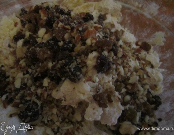 Добавить измельченный сухофрукты и орешки.