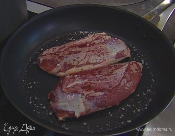 Тяжелую сковороду, которую можно ставить в духовку, разогреть, слегка присыпать дно солью и перцем, уложить на нее грудки кожей вниз, немного поперчить, посолить и обжаривать, не переворачивая, в течение 3 минут, затем поставить на 10–12 минут в разогретую духовку.