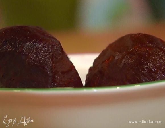 Свеклу предварительно отварить и почистить.