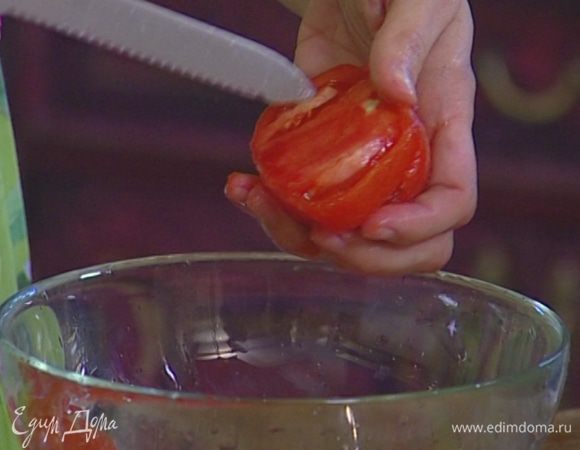 Помидоры ошпарить кипятком, снять с них кожицу, разрезать и освободить от семян и лишнего сока.
