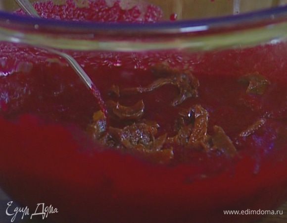 Свеклу, помидоры, предварительно размягченное сливочное масло и 2 ст. ложки сметаны взбить в блендере, посолить и поперчить, добавить вяленые помидоры.